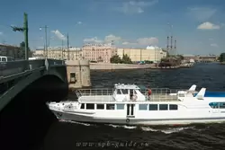 Теплоход «А. Скрябин» и Биржевой мост