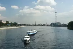 Вид с Ушаковского моста на Большую Невку и телебашню Санкт-Петербурга