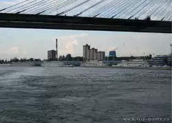 Вантовый мост в Санкт-Петербурге, вид на причалы Соляной и Уткина Заводь