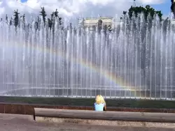 Фонтаны с радугой на Московской площади