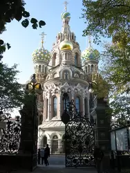 Вид на храм из Михайловского сада