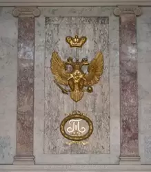 Бронзовый герб Российской империи с включенным в него мальтийским крестом