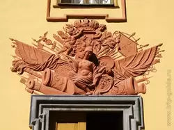 Барельеф «Минерва, окруженная военными трофеями» на Летнем дворце Петра I