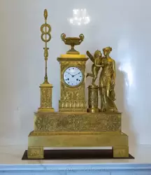 Часы каминные, бронзовые, золочёные, с фигурой Гебы и амуром. Конец 18 века, фирма Denere Matilin Paris, Франция