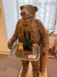 О. и А. Флоренские «Русский ресторанный медведь с подносом, вином и фруктами»