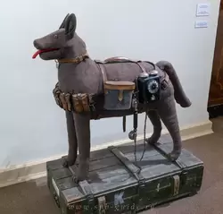 О. и А. Флоренские — Военная собака-связист с полевым телефоном и снарядным ящиком