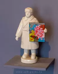 Солдат из серии скульптур Гриши Брусникина «Всюду жизнь»