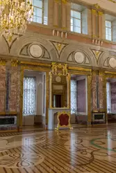 Стены зала облицованы натуральным мрамором 30 оттенков, привезены из разных мест России и Европы, а также лазуритом 