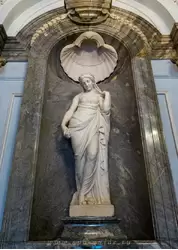 Женская фигура «Утро» в виде богини утренней зари Авроры с атрибутами — солнечный диск у ног и гирлянда роз в руках