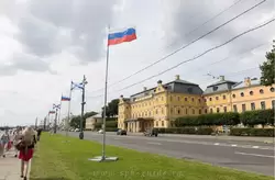Меншиковский дворец и флаги в День ВМФ