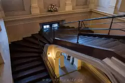 Меншиковский дворец, Парадная лестница