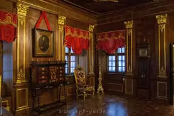 Ореховый кабинет — самый пышный зал Меншиковского дворца