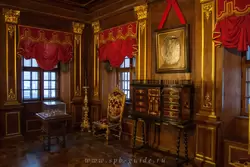 Ореховый кабинет — самый пышный зал Меншиковского дворца