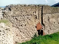 Петрокрепость, кирпичом заложены бывшие водные ворота у подъемного моста