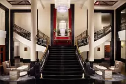 Лестница в лобби гостиницы «Коринтия Невский Палас»