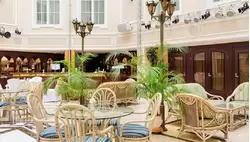 Атриум кафе «Версаль» в Гранд отеле Эмеральд