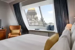 Номер «Люкс с видом на Исаакиевский собор» в гостинице «Ренессанс Балтик» в Санкт-Петербурге