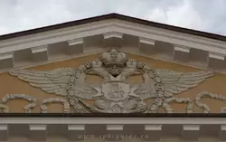 Двуглавый орёл и Георгий Победоносец на фасаде Монетного двора в Петропавловской крепости