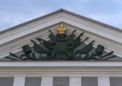 Картуш с императорской короной и воинскими атрибутами – знамёнами, алебардами и барабанами в Иоанновских воротах