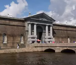 Невские ворота в Петропавловской крепости