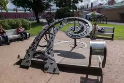 Скульптура «Солнечные часы» в Петропавловской крепости