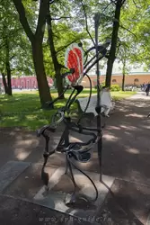Скульптурная композиция «12 стульев» в Петропавловской крепости  в Санкт-Петербурге