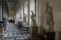 Скульптуры на лестнице Нового Эрмитажа