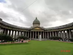 Колоннада и купол Казанского собора, вид с Невского проспекта