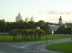 Вид на Александро-Невскую лавру с моста Александра Невского