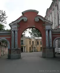 Ворота в Александро-Невской лавре