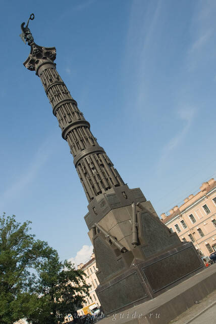 Троицкий собор, колонна Славы Измайловского полка в Санкт-Петербурге