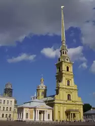 Собор Петра и Павла в Петропавловской крепости, выше только облака