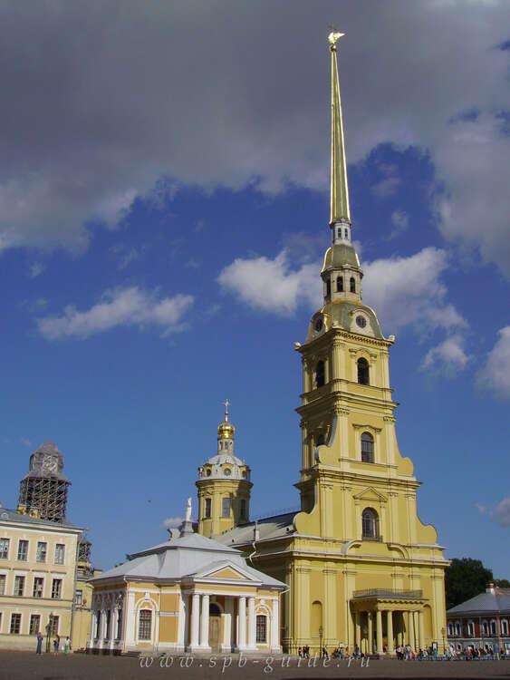 Собор Петра и Павла в Петропавловской крепости, выше только облака