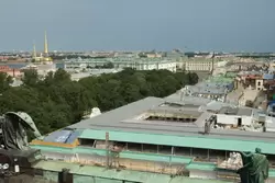 Крыша дома Лобанова-Ростовского с колоннады Исаакиевского собора