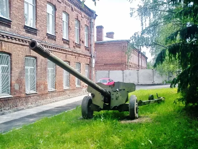 Артиллерийское орудие у здания отдела полиции Артиллерийское орудие у здания отдела полиции