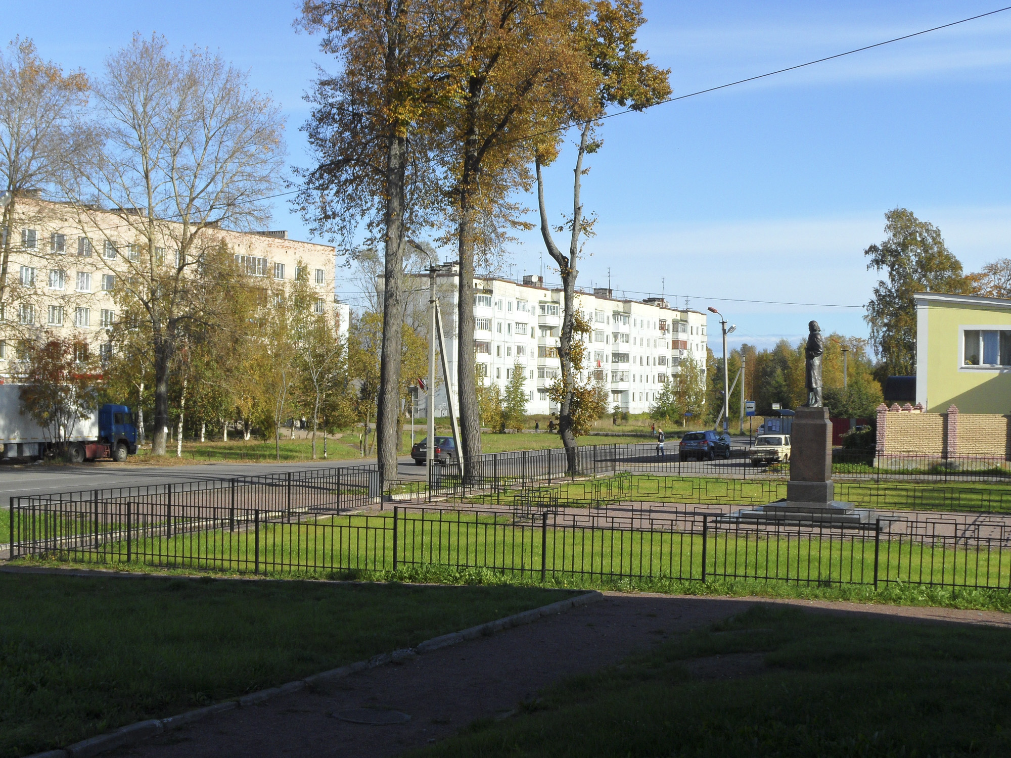 Лебяжье. Площадь перед местной администрацией Лебяжье. Площадь перед местной администрацией