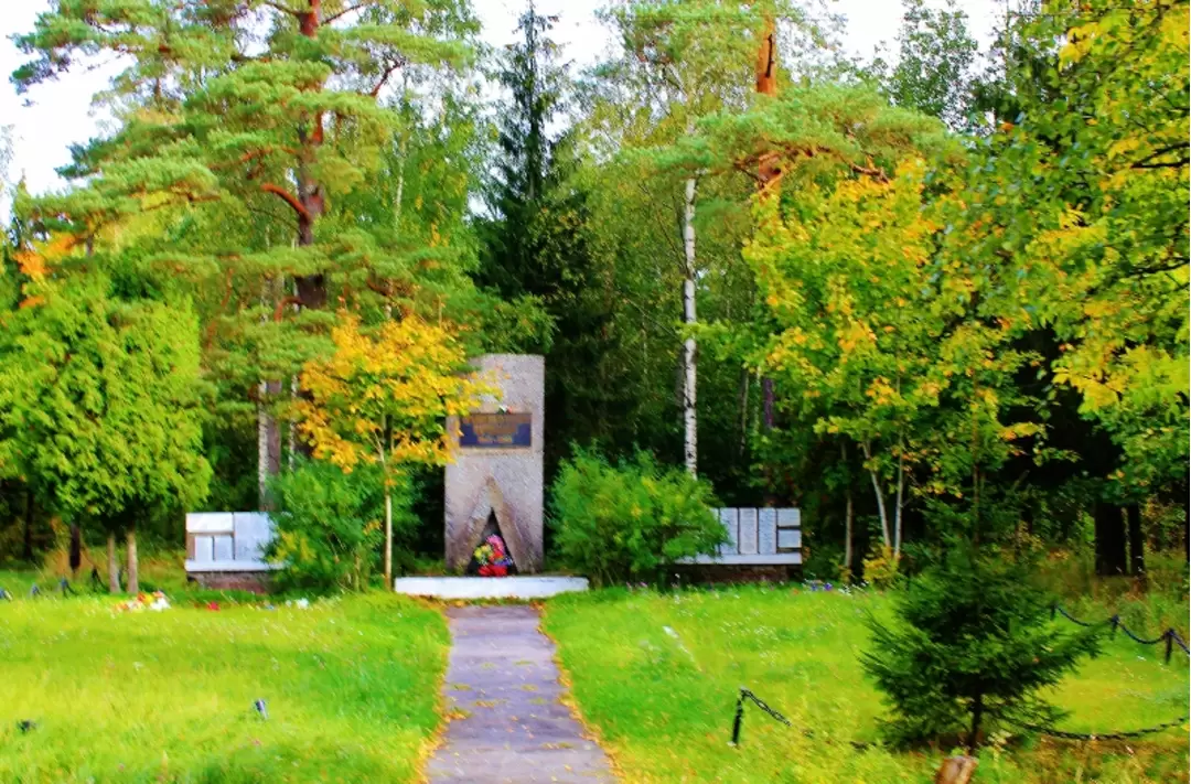 Лопухинка. Мемориал партизанам Ораниенбаумского плацдарма Лопухинка. Мемориал партизанам Ораниенбаумского плацдарма