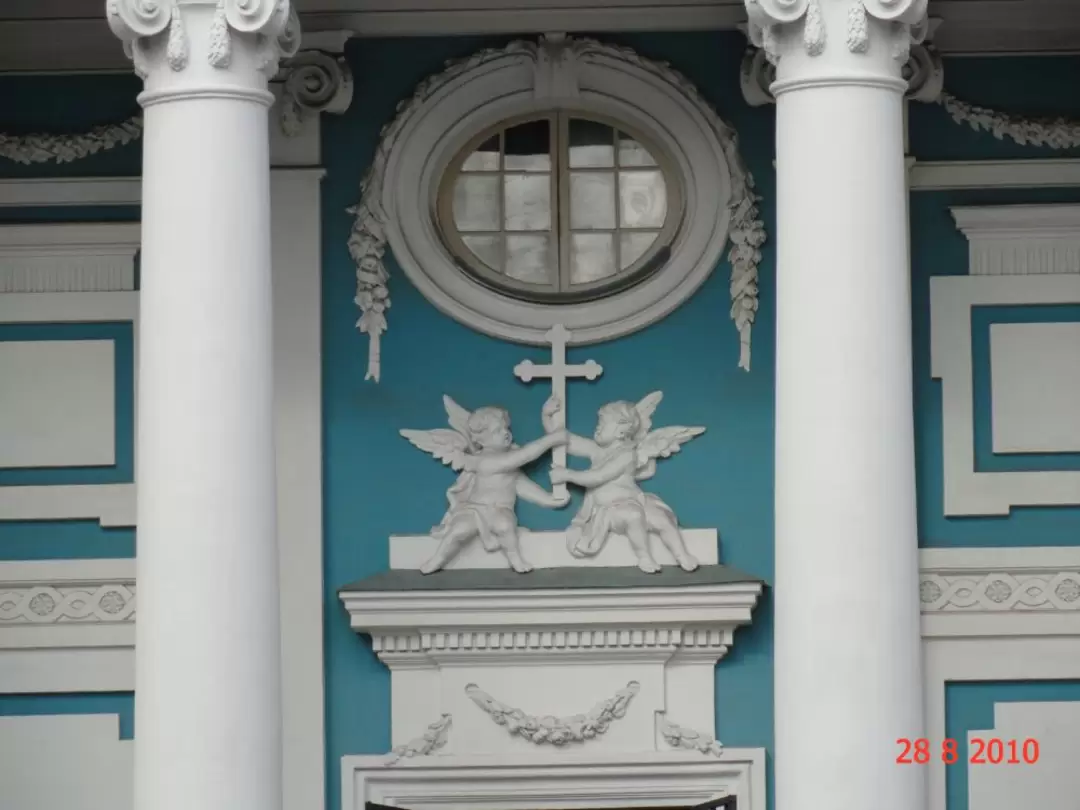 Ангелы на Армянской церкви в Санкт-Петербурге Ангелы на Армянской церкви в Санкт-Петербурге