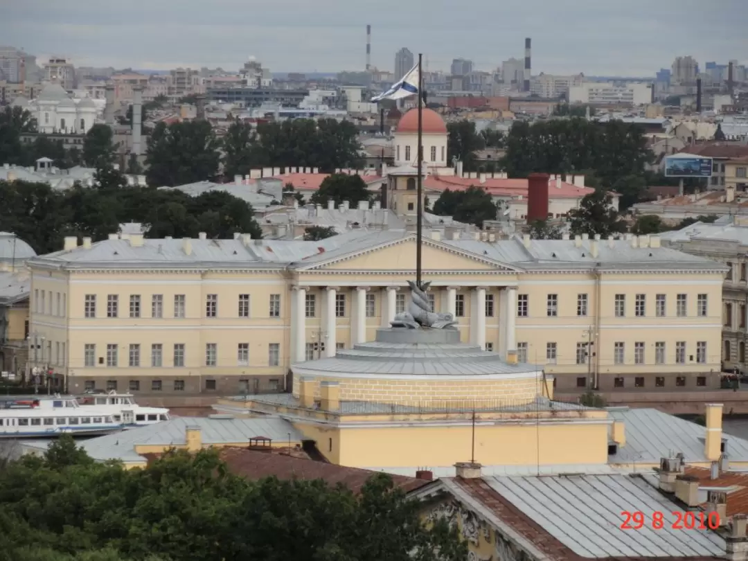 Вид на здание Петербургской академии наук с колоннады Вид на здание Петербургской академии наук с колоннады