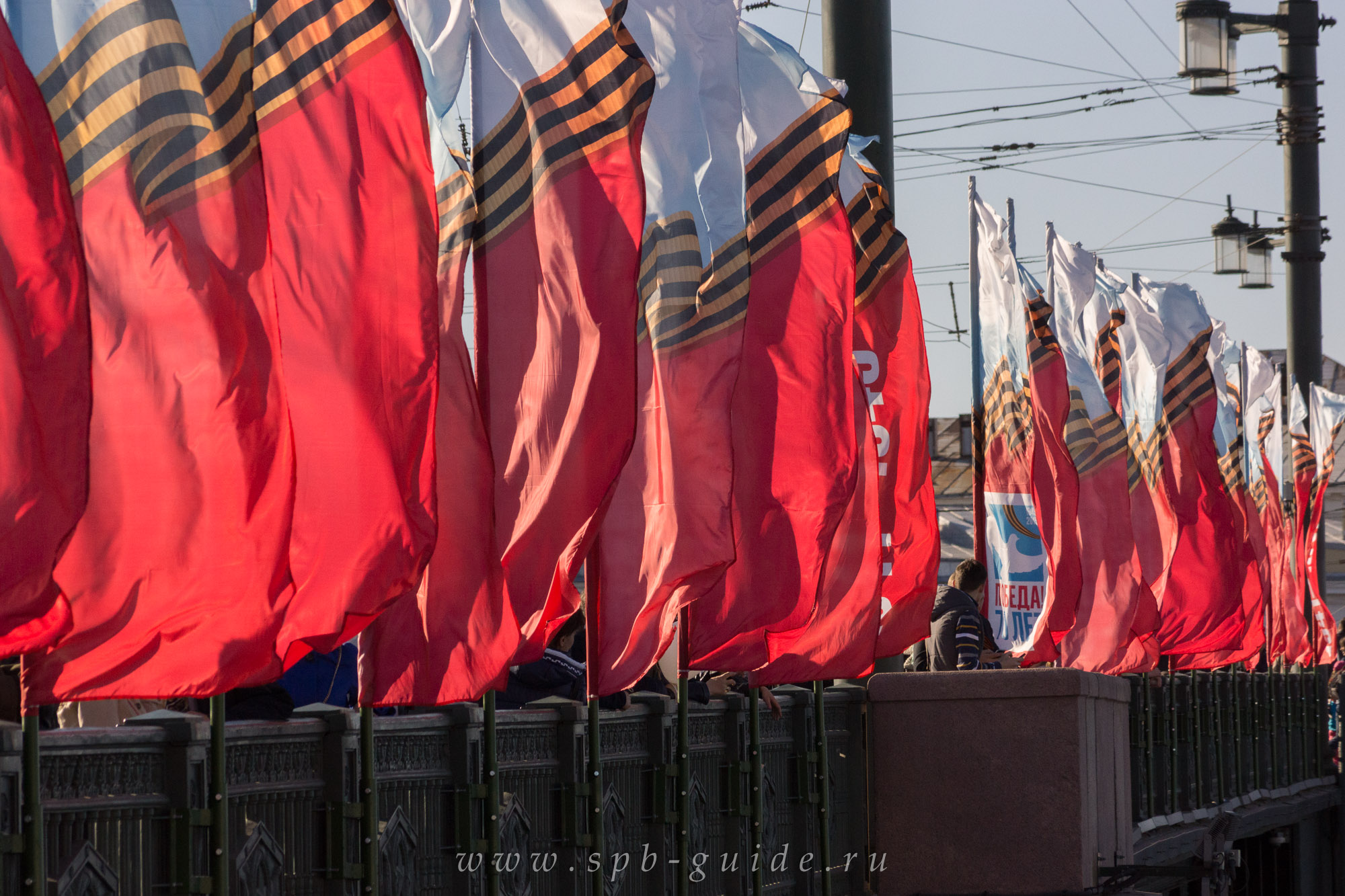 Флаги Победы на Дворцовом мосту 9 мая