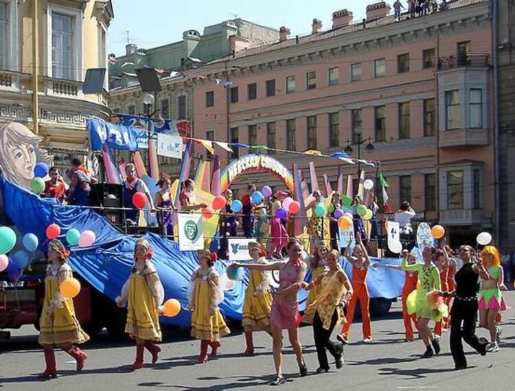 Санкт петербург праздник июнь. Парад на день города. С праздником Петербург. Санкт-Петербург праздник. Праздничное шествие на день города.