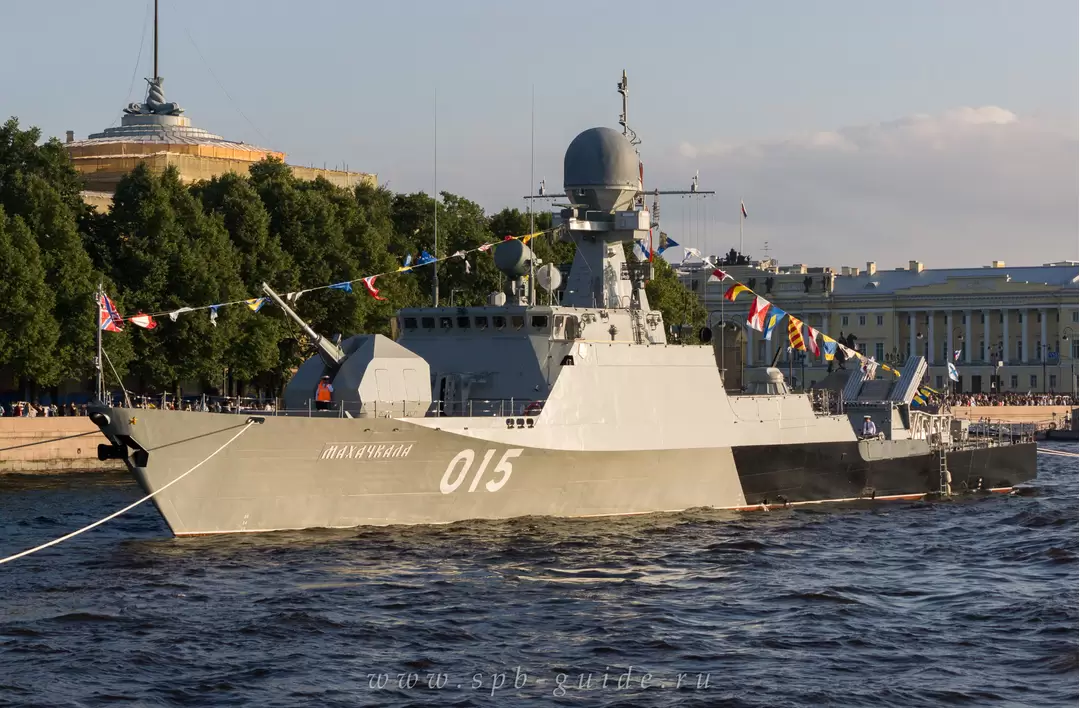 Малый артиллерийский корабль «Махачкала» на дне ВМФ в Санкт-Петербурге Малый артиллерийский корабль «Махачкала» на дне ВМФ в Санкт-Петербурге