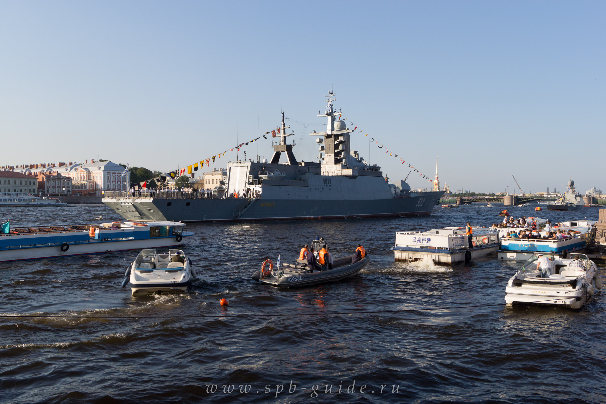 Прогулочные и военные корабли в день ВМФ в Санкт-Петербурге Прогулочные и военные корабли в день ВМФ в Санкт-Петербурге