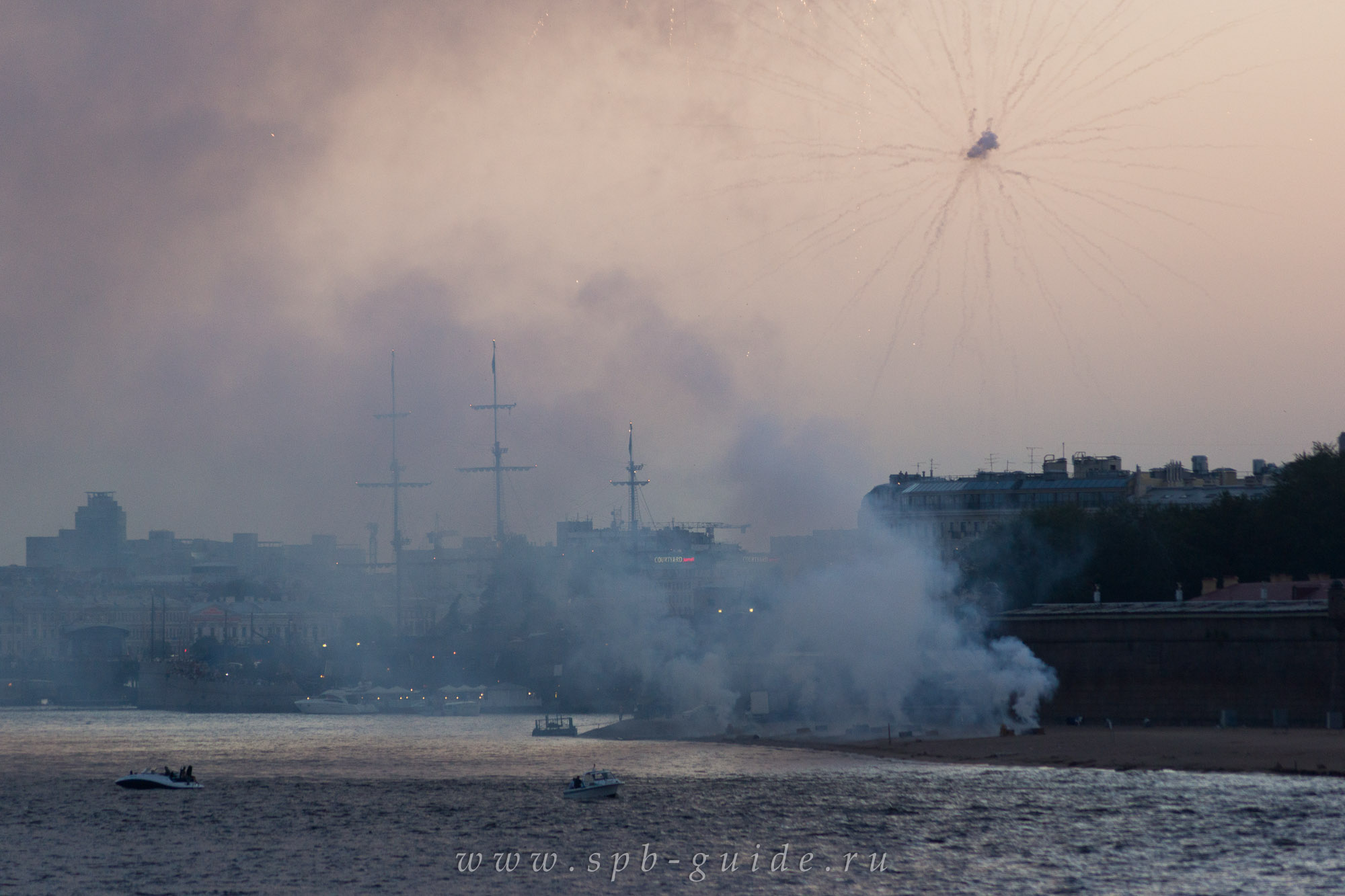 Салют в День ВМФ запускают с пляжа Петропавловской крепости Салют в День ВМФ запускают с пляжа Петропавловской крепости