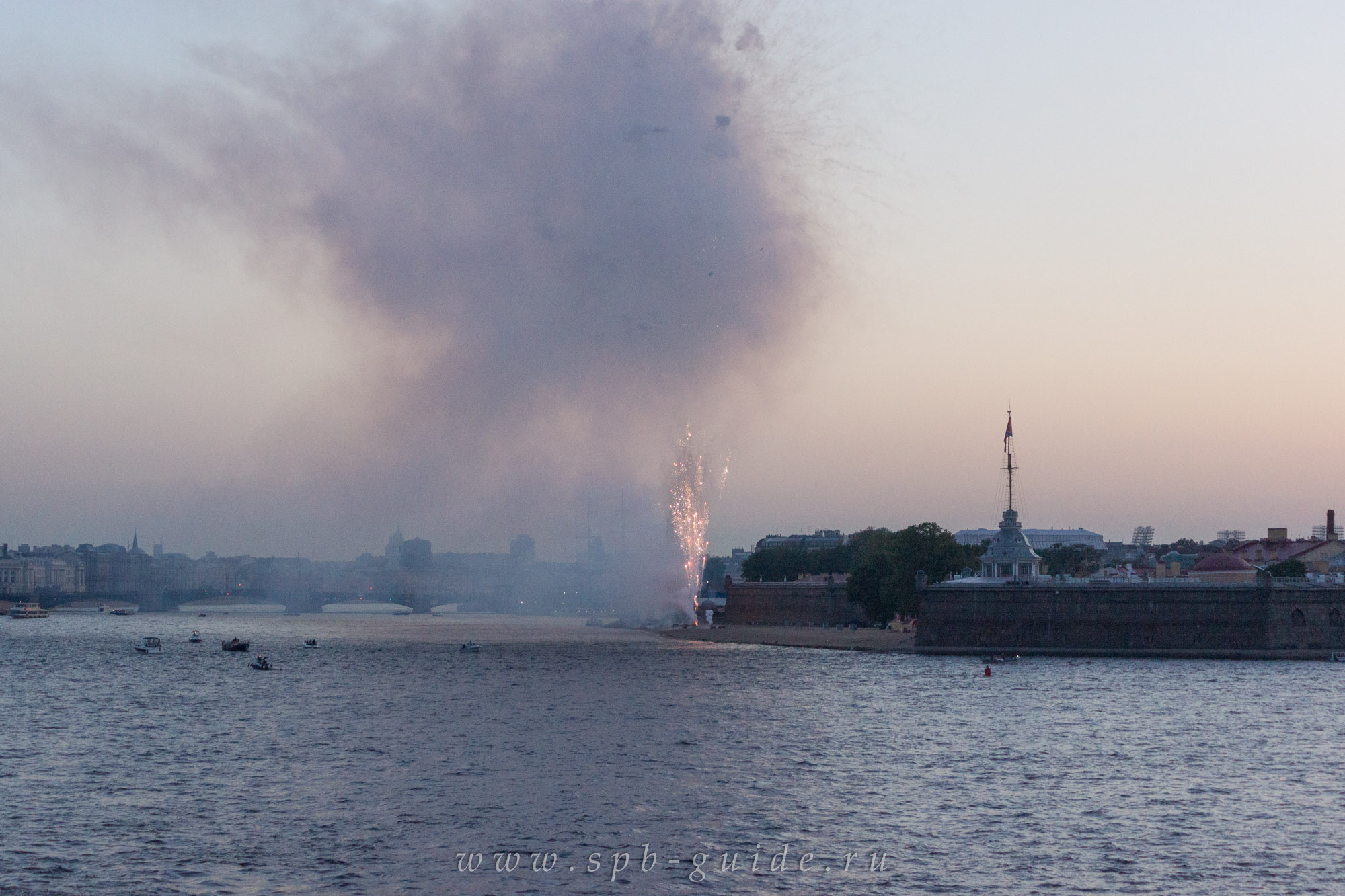 Салют в День ВМФ запускают с пляжа Петропавловской крепости Салют в День ВМФ запускают с пляжа Петропавловской крепости