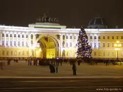 Новогодняя ёлка и арка Главного штаба в ночной подсветке