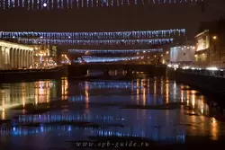 Река Фонтанка и Аничков мост — гирлянды над водой