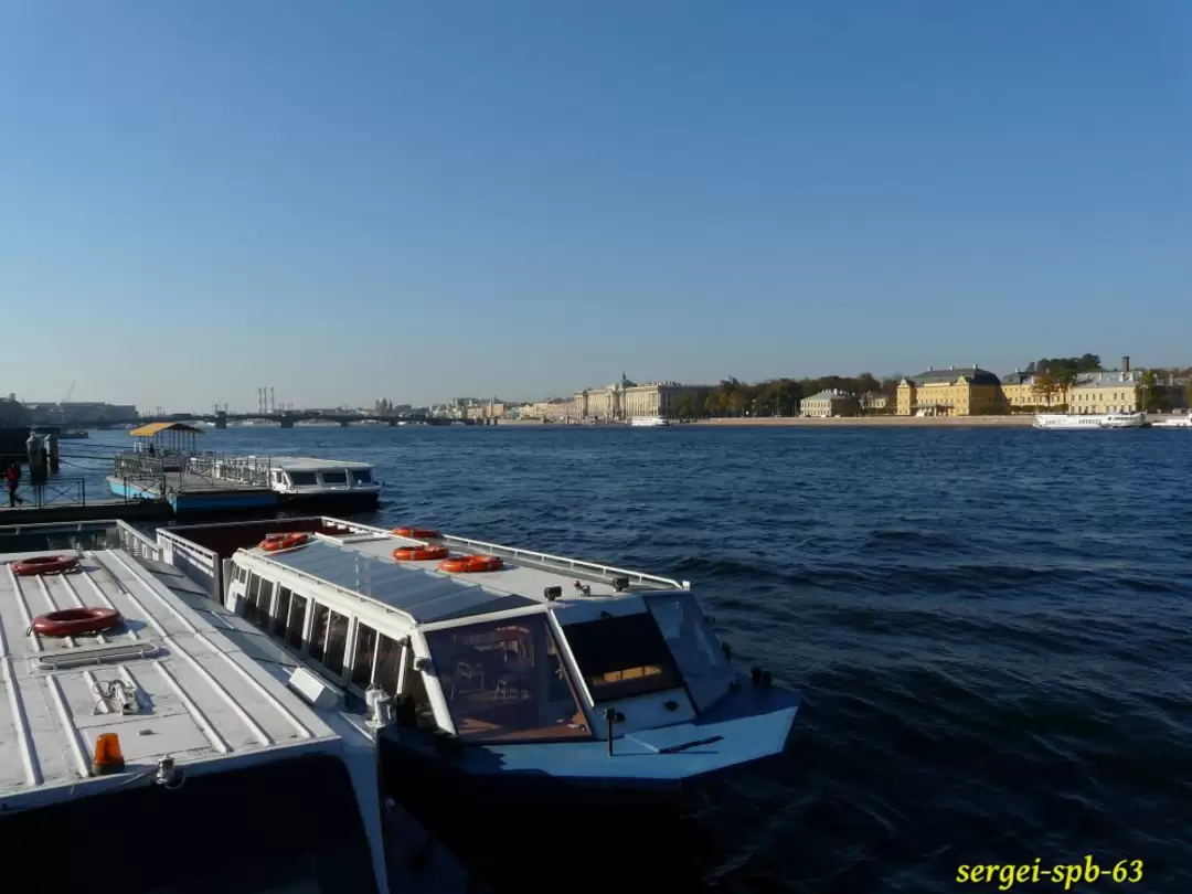 Теплоходы у причала на Адмиралтейской набережной Теплоходы у причала на Адмиралтейской набережной