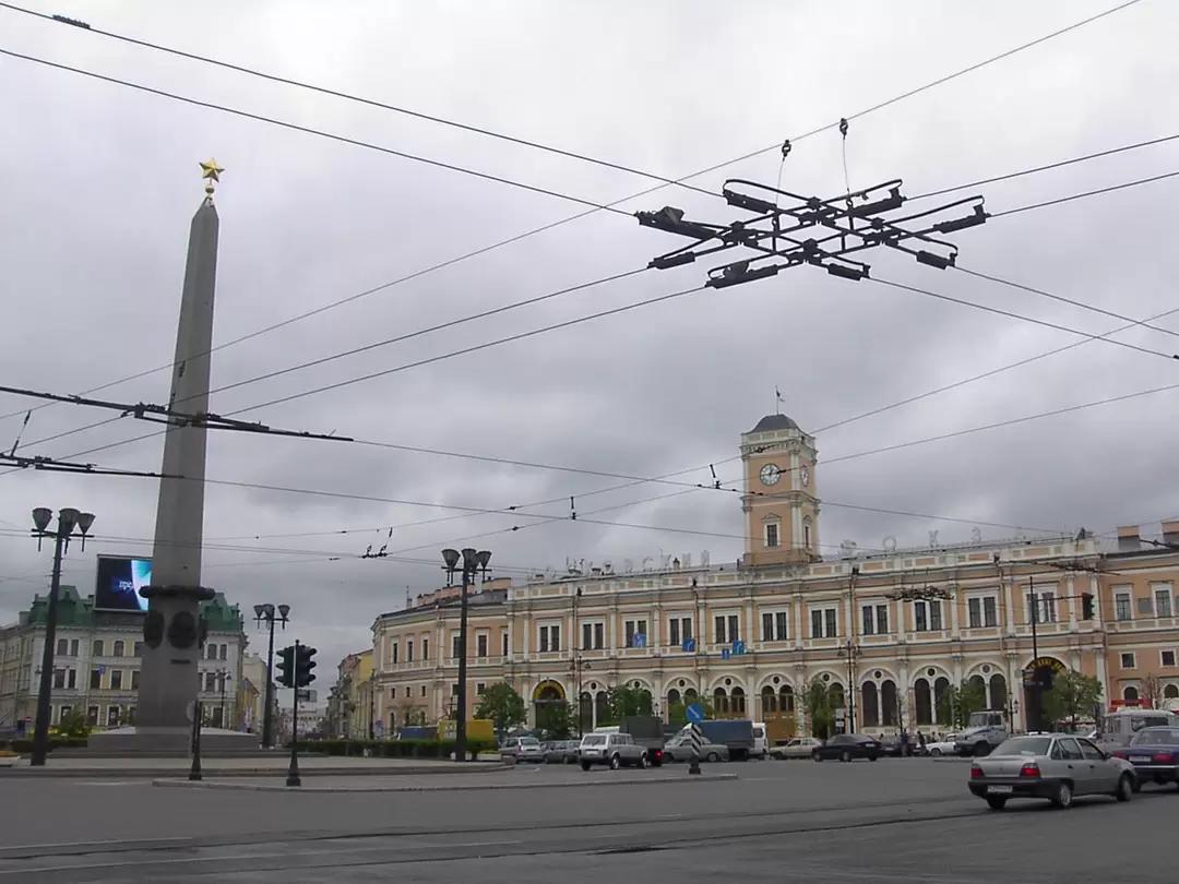 Московский вокзал в Санкт-Петербурге и обелиск «Городу-герою Ленинграду» Московский вокзал в Санкт-Петербурге и обелиск «Городу-герою Ленинграду»