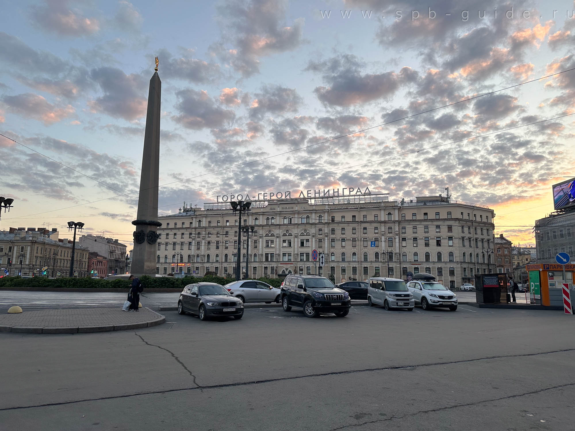 Обелиск «Город-герой Ленинград» и гостиница «Октябрьская» в Санкт-Петербурге в период Белых ночей Обелиск «Город-герой Ленинград» и гостиница «Октябрьская» в Санкт-Петербурге в период Белых ночей